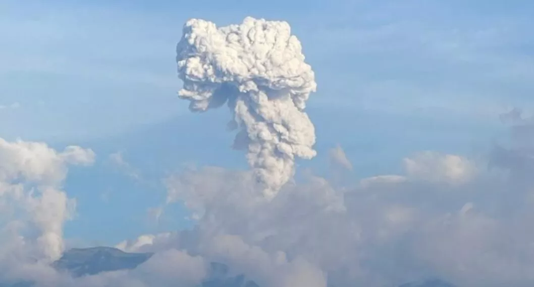 Fumarola del Volcán Nevado del Ruiz el 11 de abril del 2022.