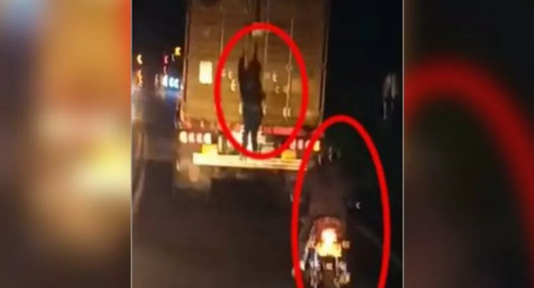 En la secuencia captada se observa cuando el ‘parrillero’ se sube en la parte trasera del camión. Una vez que está en el vehículo intenta abrir los seguros para acceder a la carga, el motociclista lo sigue durante varios kilómetros.