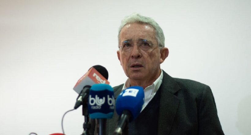 El exsenador Álvaro Uribe Vélez, acusado de manipulación de testigos.