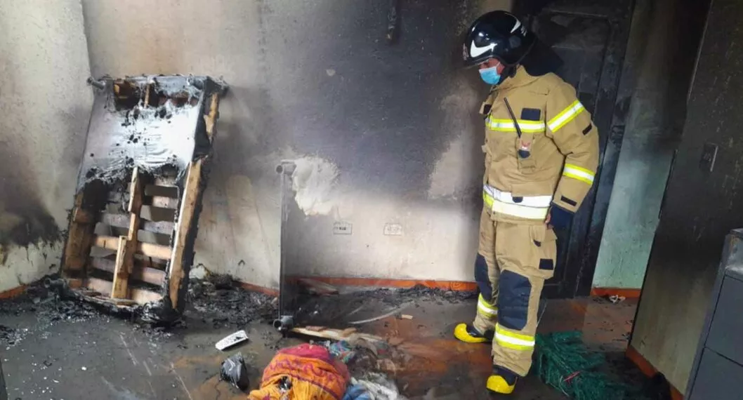 La conflagración se produjo en un tercer piso en una de las viviendas del barrio San Juanito.