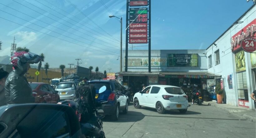 Muchos conductores están saliendo de Bogotá por la Autopista Sur y una buena cantidad  han tenido que parar a desvarar en inmediaciones al mismo sitio.   