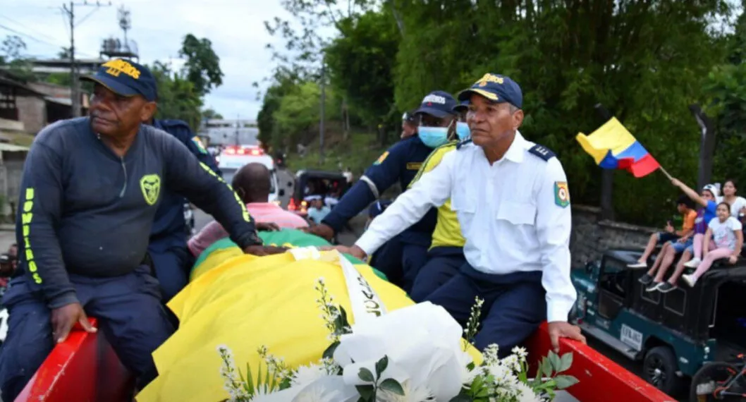 Féretro de Freddy Rincón llegó a Buenaventura; fue recibido en carro de bomberos