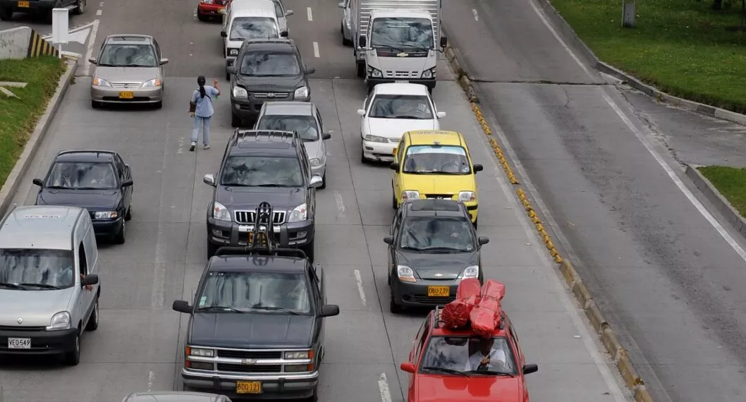 Imagen de vehículos en Bogotá ilustra artículo Autoridades recomiendan plan retorno de Semana Santa desde este sábado