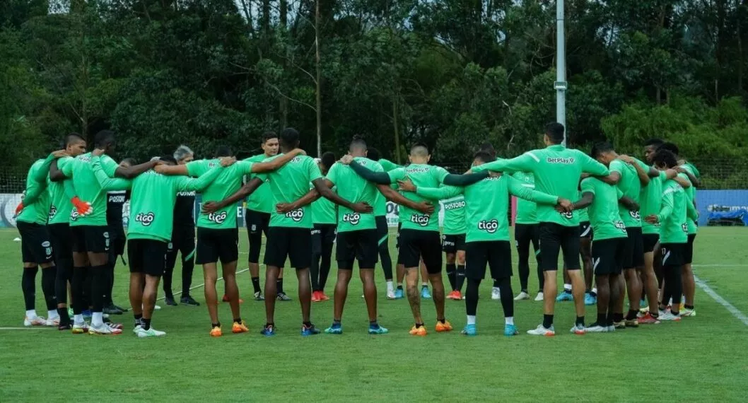Imagen de los jugadores de Atlético Nacional, debido a que Emanuel Olivera habló sobre el nivel de sus compañeros