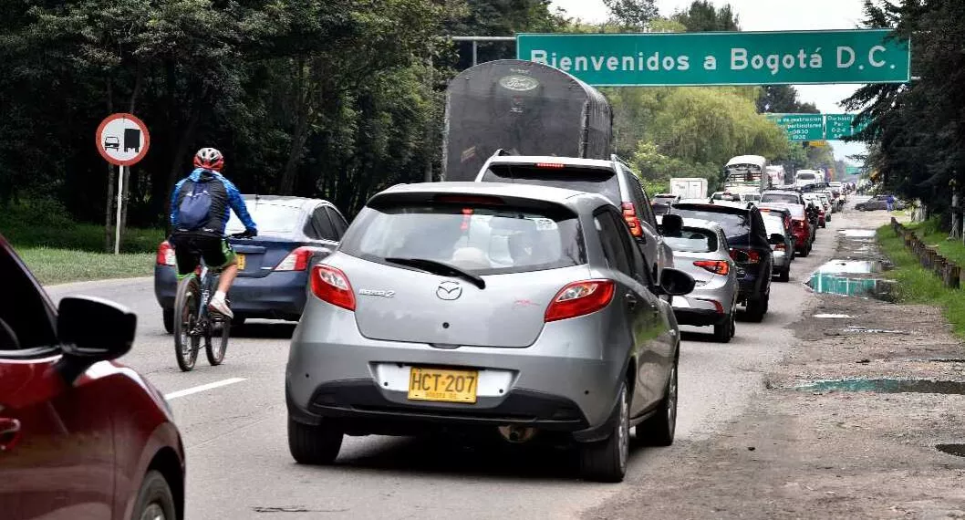 Foto de tráfico en entrada de Bogotá, en nota de Bogotá: medidas de Invías en entradas para movilidad en domingo de Semana Santa.