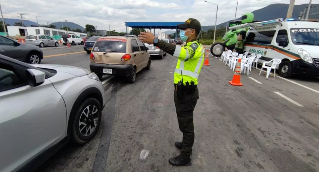 Imagen de policía en puesto de control ilustra artículo Muchos carros en plan retorno, admite director de Tránsito de Policía