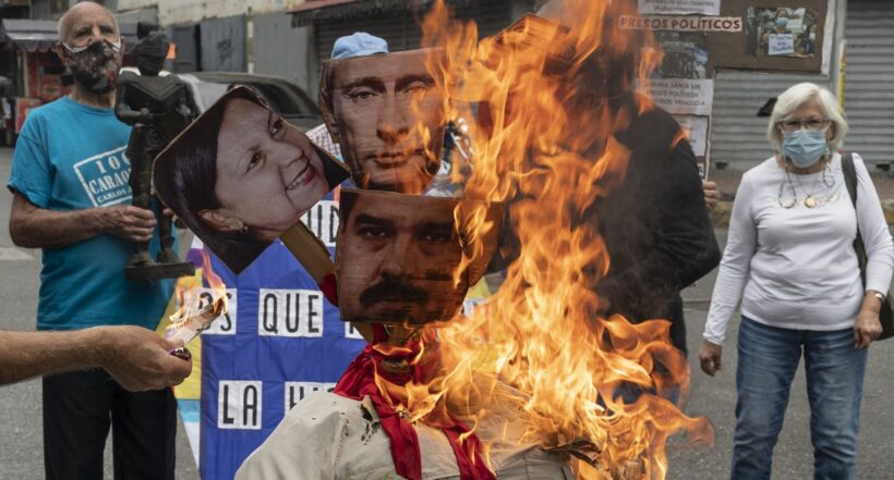 Opositores del régimen en Venezuela queman imágenes de Nicolás Maduro y Vladimir Putin