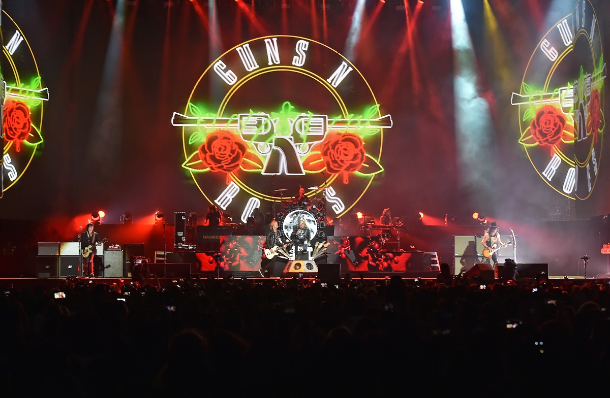 Guns N' Roses en concierto ilustran nota sobre precio de las boletas para verlos en Bogotá