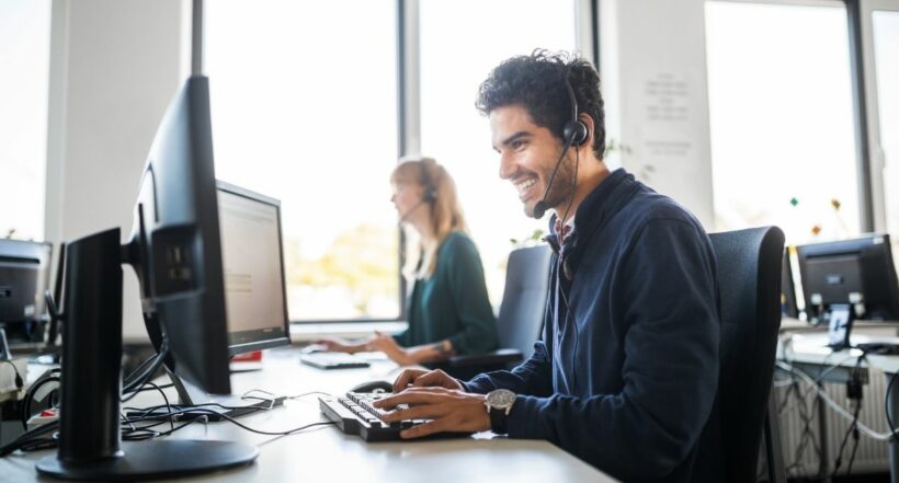 Teleperformance busca personal con habilidades de comunicación en todo Colombia. No se requiere experiencia. 