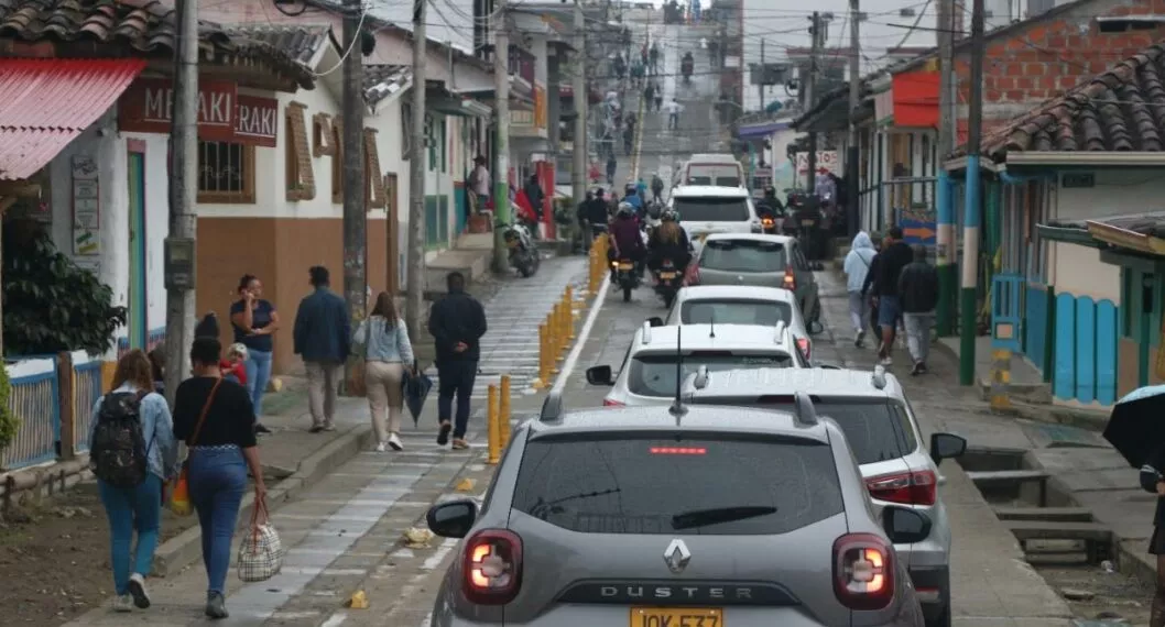 Imagen de vehículos a propósito de que en Salento, Quindío, entraron 1.500 carros por hora al municipio