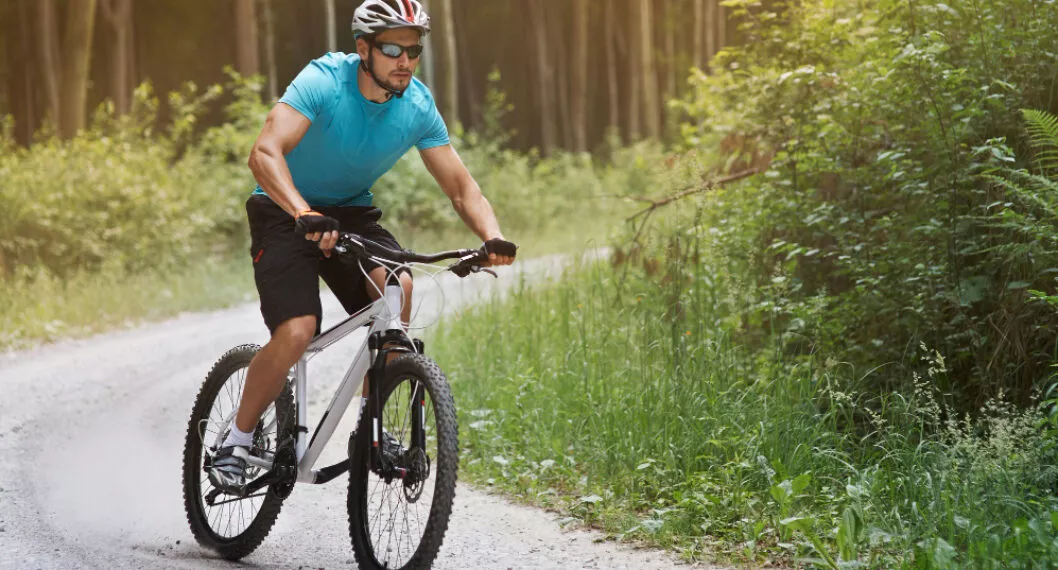 La postura correcta en una bicicleta es importante para disfrutar la experiencia sin caer en lesiones.