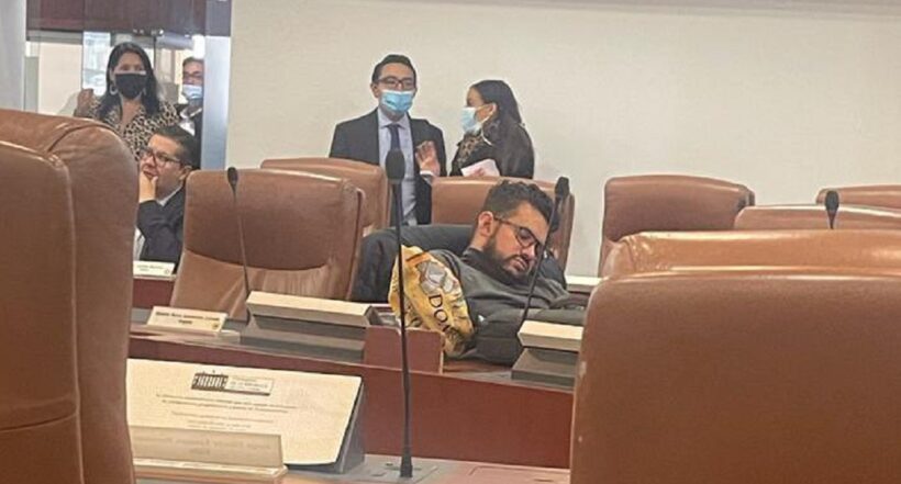 Inti Asprilla aparentemente durmiendo en sesión del Congreso. 