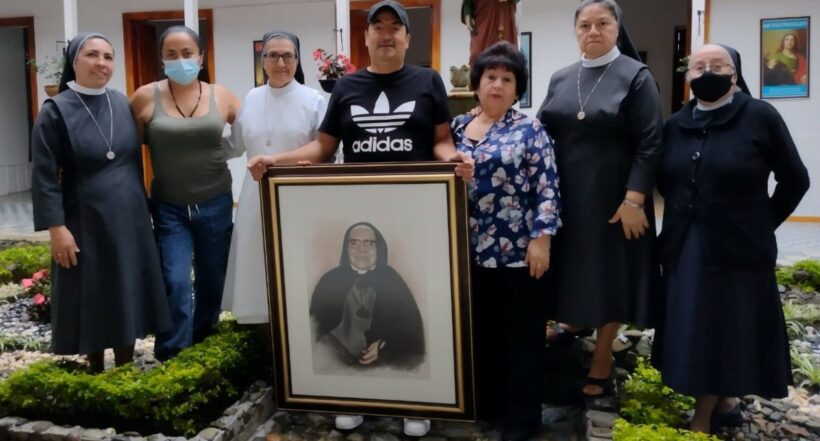 Gustavo Cárdenas posa con el cuadro de la Madre Berenice que donó a la Congregación en compañía su madre, su hermana y de las religiosas.