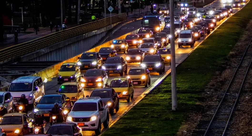 Carros en Bogotá ilustran nota sobre nueva fecha para descargar impuesto vehicular 
