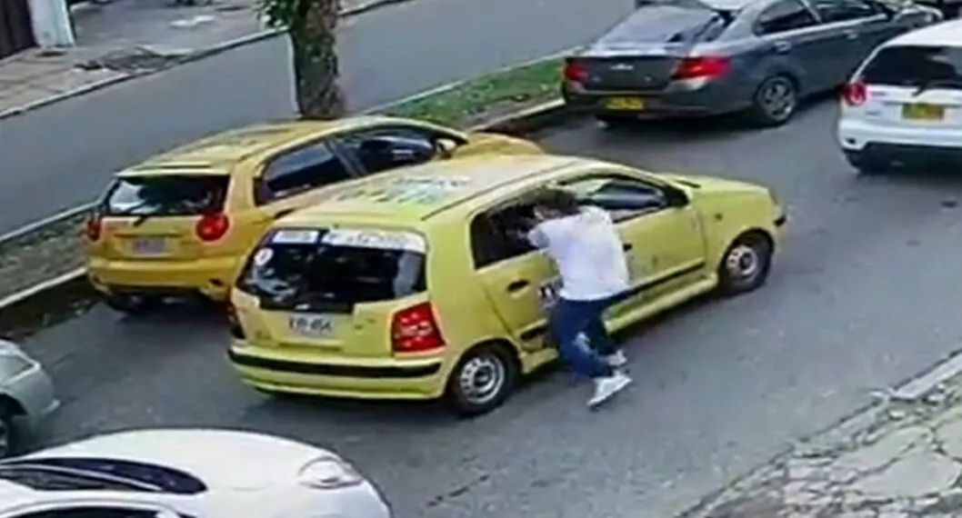 en Bucaramanga, cuando un sujeto aprovechó que el semáforo estaba en rojo para robar a los pasajeros de un taxi, pero fue capturado por la comunidad. 