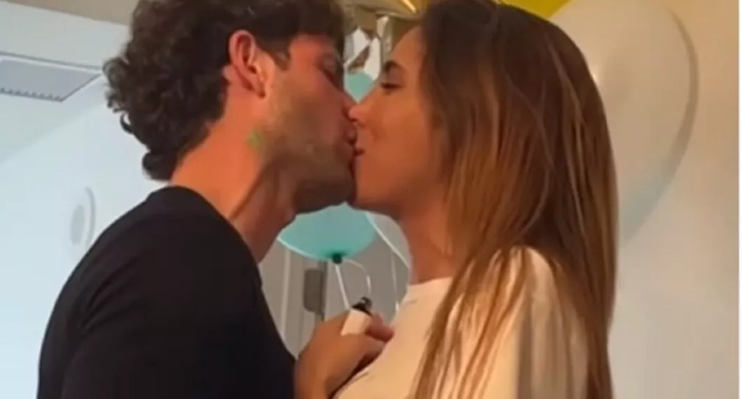 Gabriel Coronel, novio de Daniela Ospina, demuestra lo enamorado que está publicando video en el que le canta romántica canción. 