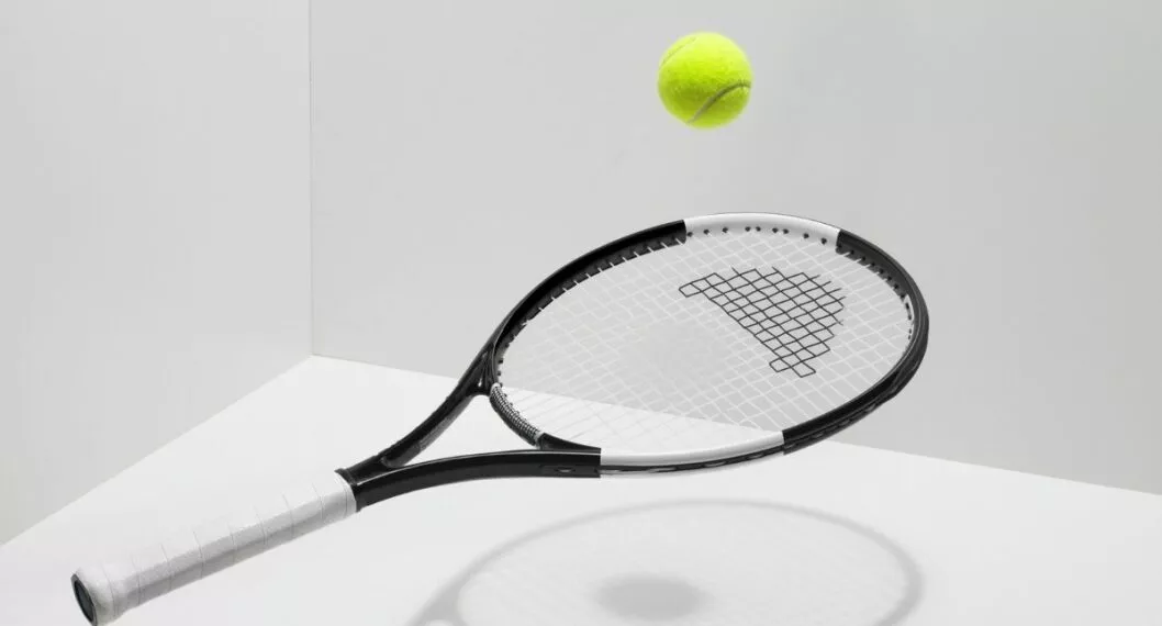 Imagen de una raqueta y una pelota de tenis a propósito de cuánta plata cuesta la temporada de un tenista profesional colombiano