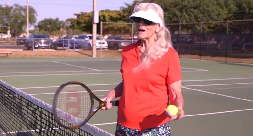 Imagen de la jugadora de tenis de 94 años entrena tres veces a la semana