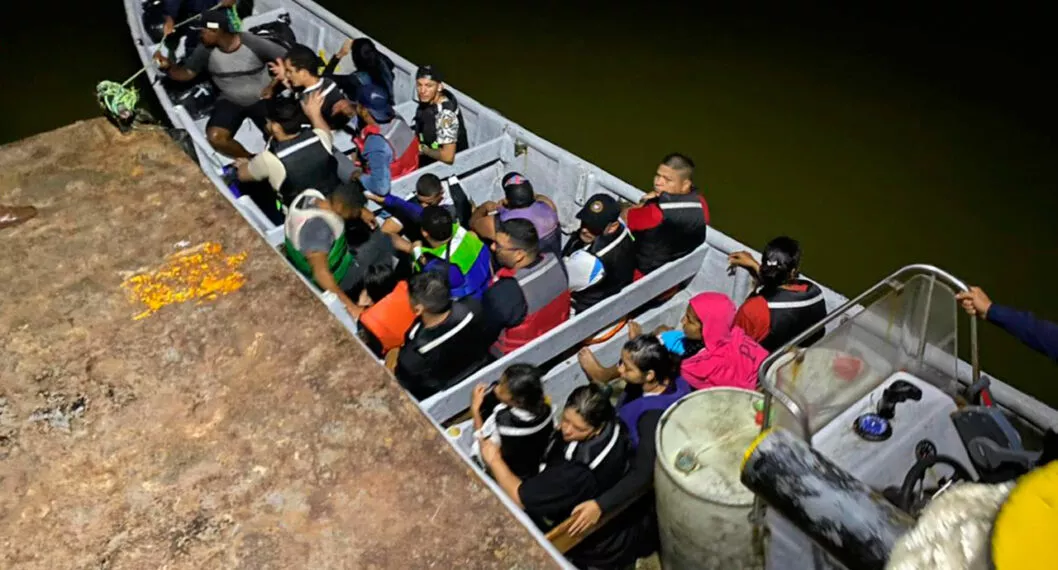 Imagen del rescate de la Armada colombiana a venezolanos en el mar de Urabá para llegar a EE. UU.