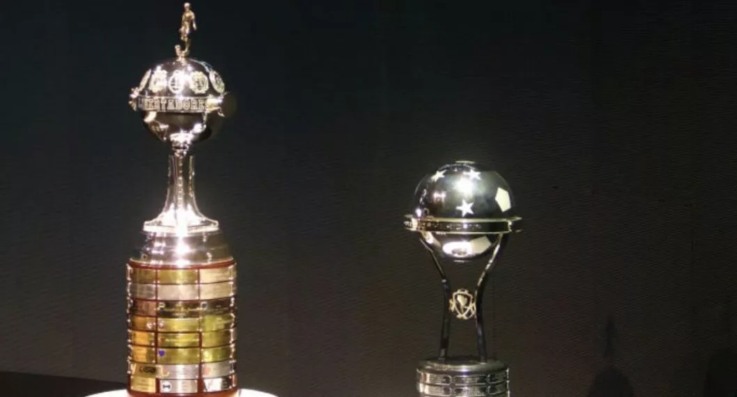 Imagen de los dos trofeos a propósito del horario en que juegan los equipos colombianos por Libertadores y Sudamericana 