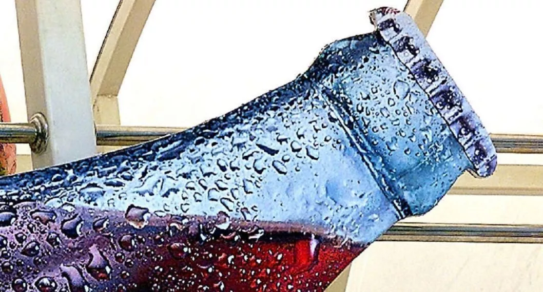 Imagen de botella de Coca-Cola ilustra artículo Consumidores aceptan subida de precios de Coca-Cola