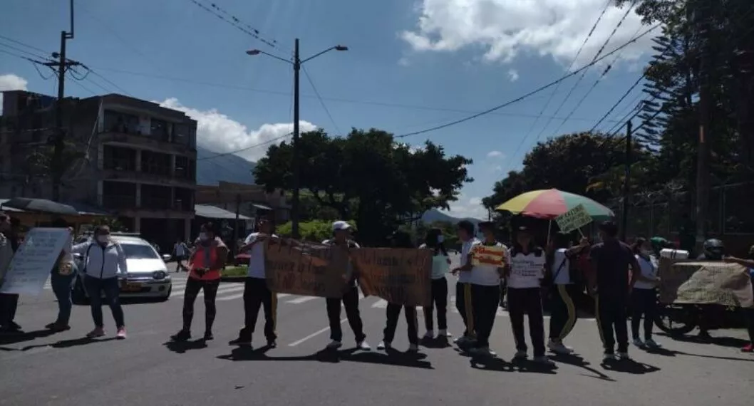 No hay paso en importante avenida de Ibagué: estudiantes y padres de familia protestan