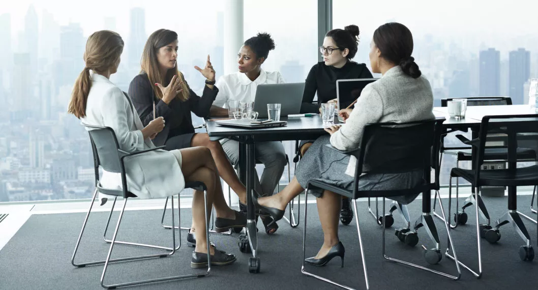 Noticias sobre empleo: por qué las mujeres que trabajan en oficinas piensan renunciar, según estudio.
