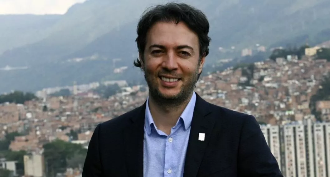 Daniel Quintero celebró en sus redes sociales que seguirá al frente de Medellín, aunque la entidad electoral aún no lo ha confirmado oficialmente.