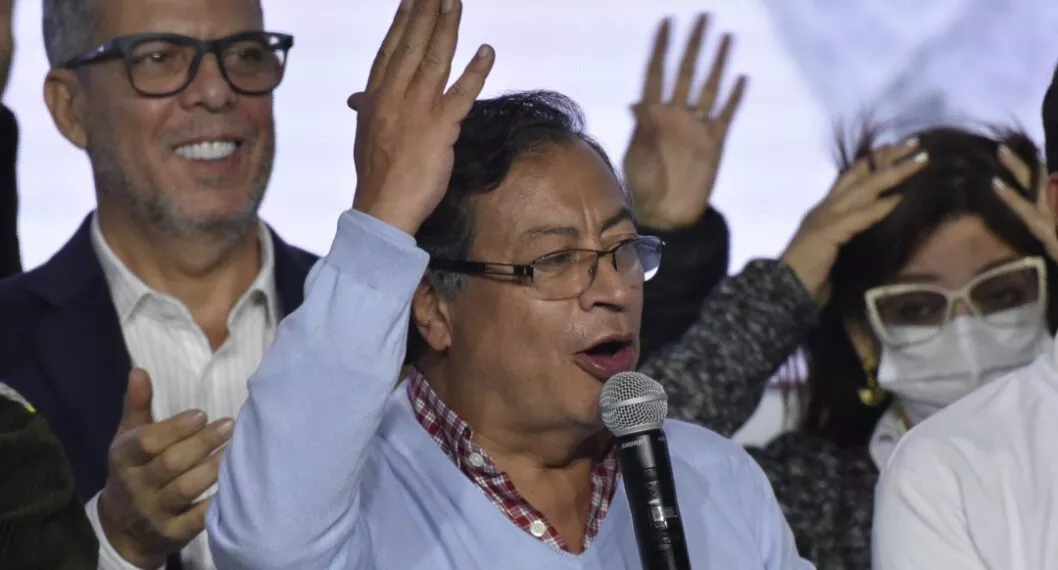 A Gustavo Petro lo critican por formato que recuerda a Hugo Chávez