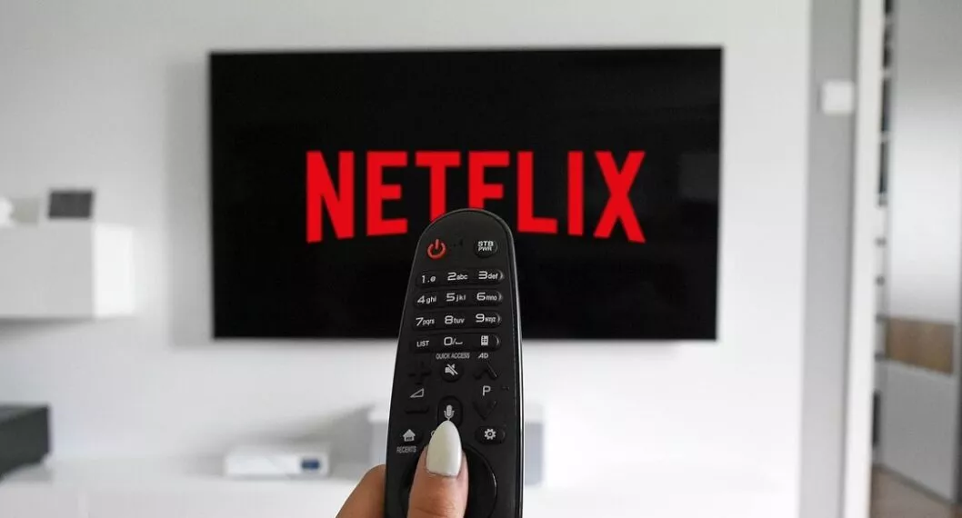 Netflix en televisor ilustra nota sobre desde cuándo empezarían a cobrar cuota por compartir cuenta