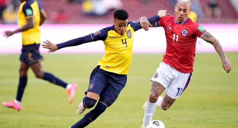 Foto de Byron Castillo y Eduardo Vargas, en nota de Chile y Mundial: anuncian reclamo si jugador que usó Ecuador nació en Colombia