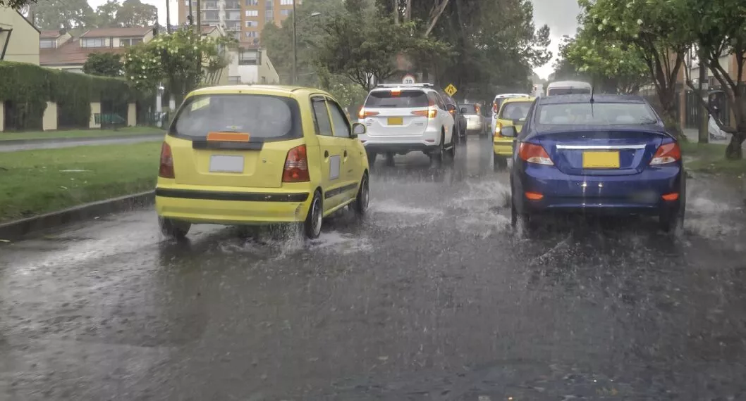Carros bajo la lluvia en Bogotá ilustra nota sobre puntos de la ciudad que se inundan y es difícil pasar