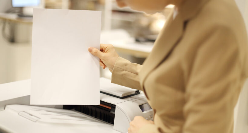 Imagen de alguien imprimiendo a propósito de la millonada que gasta el mundo en impresiones de papel en plena era digital