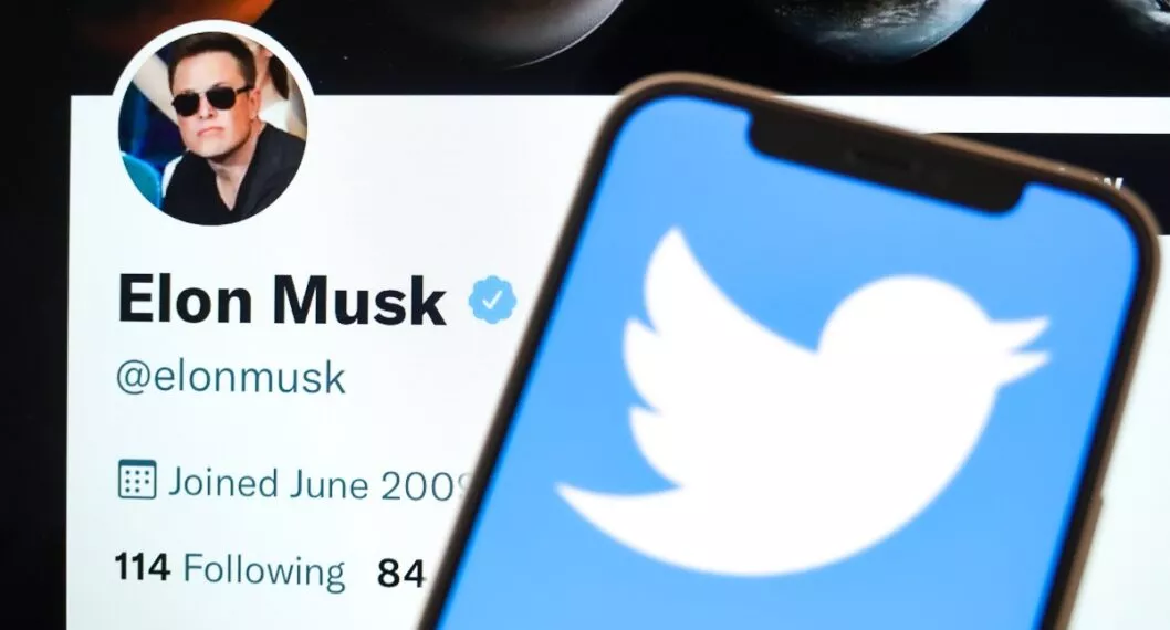 CHINA - 2022/04/26: In this photo illustration, the Twitter logo is displayed on the screen of the phone, with Elon Musk's Twitter account in the background. (Photo Illustration by Sheldon Cooper/SOPA Images/LightRocket via Getty Images)
