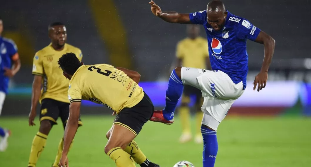 BOGOTA, COLOMBIA - FEBRUARY 16: Diego Herazo of Millonarios fights the ball against Jeisson Quinones of Aguilas during a match between Millonarios and Rionegro Aguilas as part of Liga BetPlay I-2022 at Estadio El Campin on February 16, 2022 in Bogota, Colombia. (Photo by VIEW press/Corbis via Getty Images)