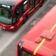 Imagen que muestra a los buses de Transmilenio. 