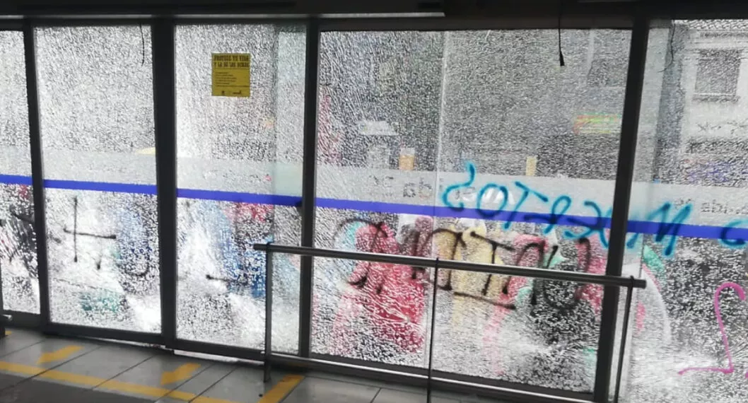 [Video] Reportan estaciones de Transmilenio vandalizadas; puertas y cámaras rotas 