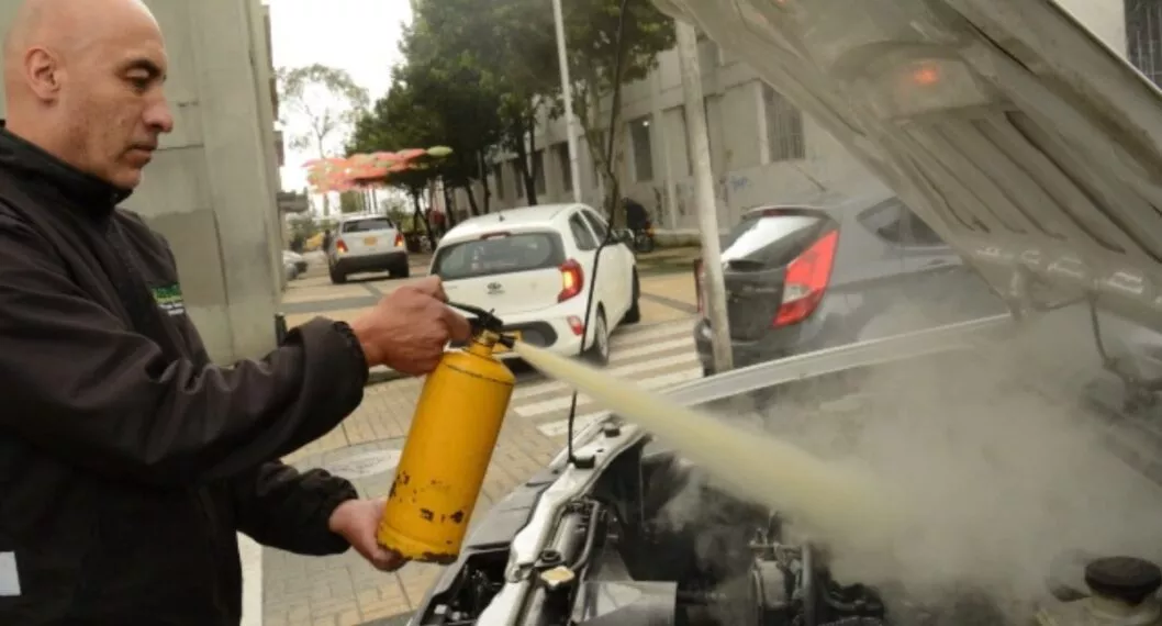 Jorge Iván García, de Satélite Seguridad Industrial, indica que los extintores de 5 libras son lo más comunes para automóviles y camionetas. Tener este implemento le ayudará si su vehículo se incendia.