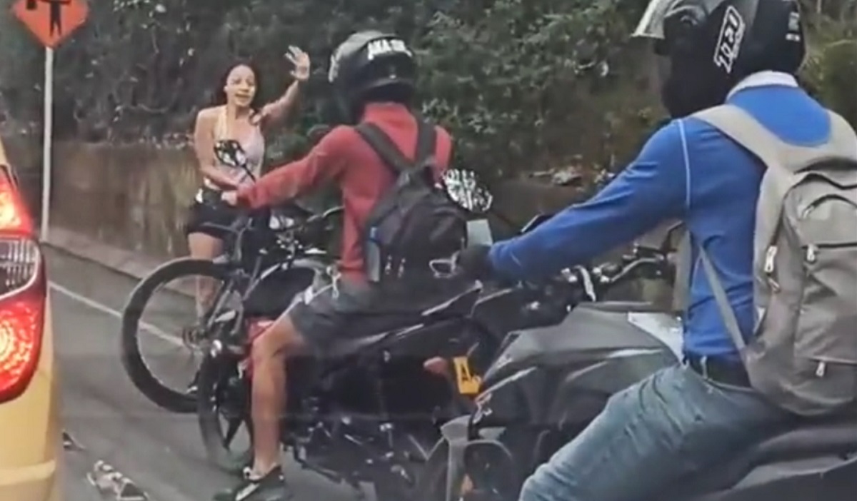 Mujer que sacó a 3 motociclistas de ciclorruta de Cali; uno la quiso agredir.