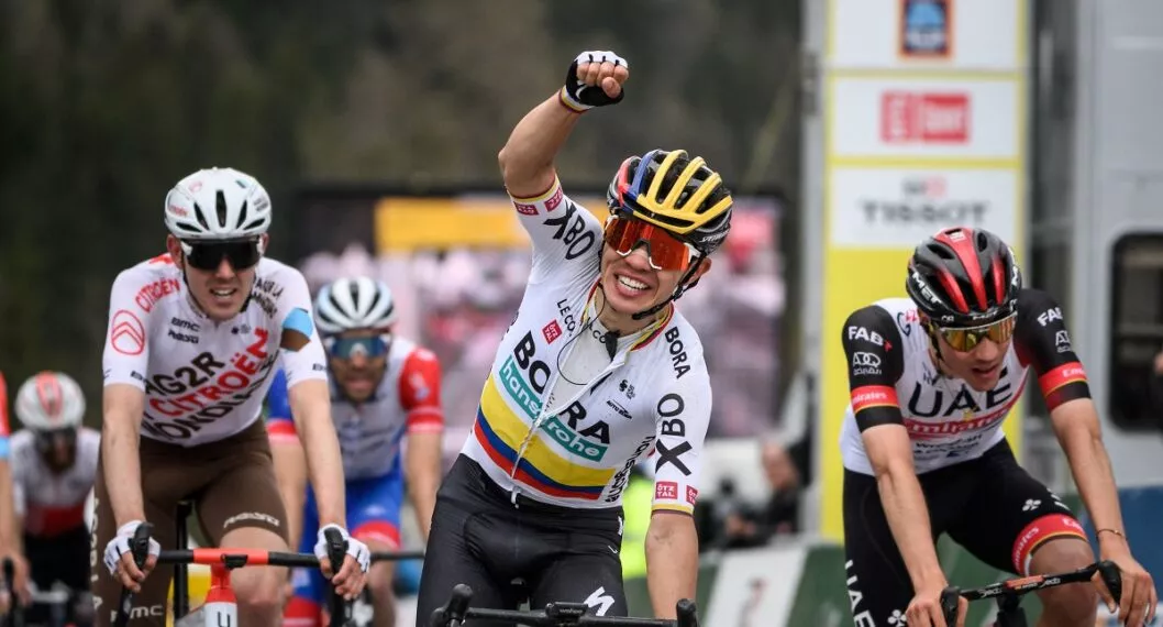Sergio Higuita celebrando ilustra nota sobre que ganó cuarta etapa del Tour de Romandia 
