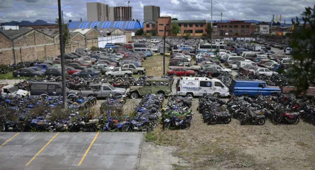 Carros abandonados en Bogotá ilustran nota sobre que serán subastados