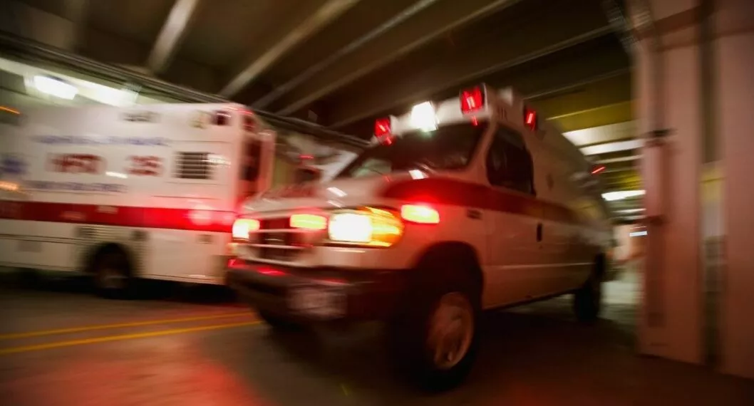 La ambulancia transitaba a toda velocidad por las vías del MIO, pero para sorpresa de las autoridades, no se dirigía a atender una emergencia.