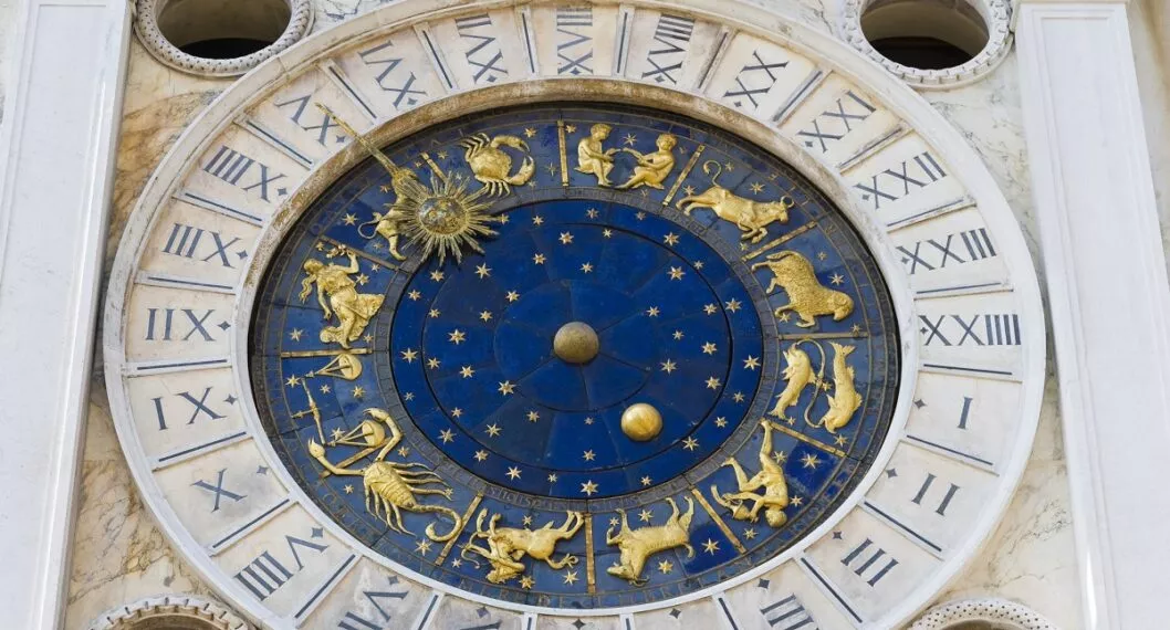 Reloj astronómico ilustra nota sobre el horóscopo para mayo
