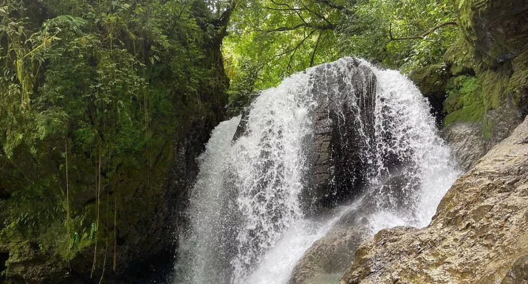 Imagen de una cascada que hay en el Municipio de El Castillo en Meta tiene varios destinos turísticos