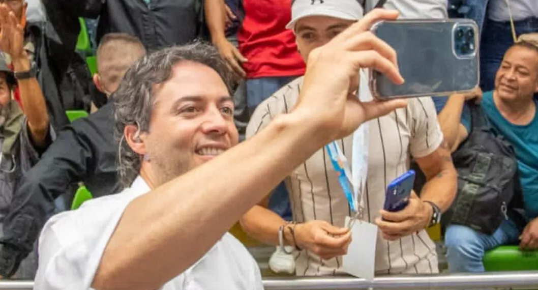 [Video] Alcalde de Medellín se robó el 'show' en concierto de Maluma; hasta agua le tiraron