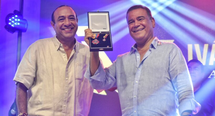 Iván Villazón fue condecorado por el Congreso de la República en el Festival Vallenato