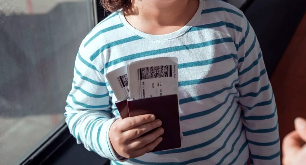 Niño con pasaporte ilustra nota sobre cómo sacar ese documento para menores