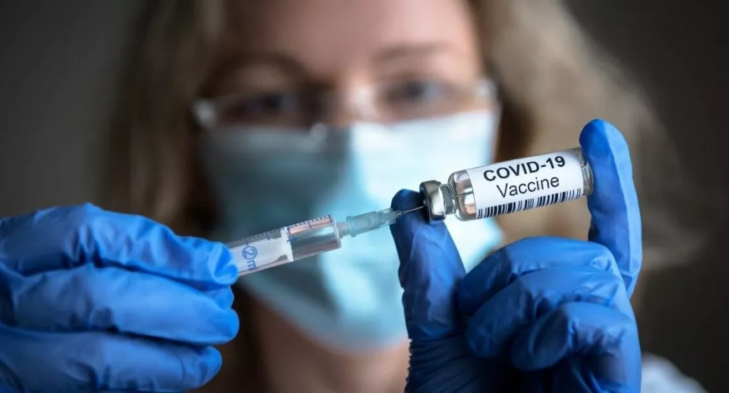 El secretario de Salud de Bogotá, Alejandro Gómez, dijo que en las próximas semanas se dará luz verde para la aplicación de una dosis más de la vacuna.