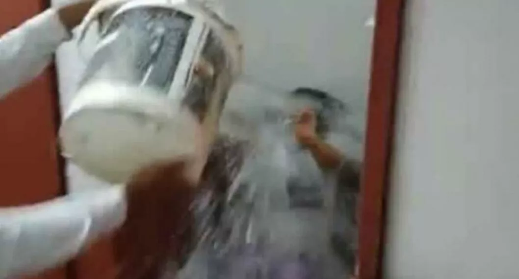 [Video] En pleno baño público, vigilantes lanzaron balde de agua a una mujer 