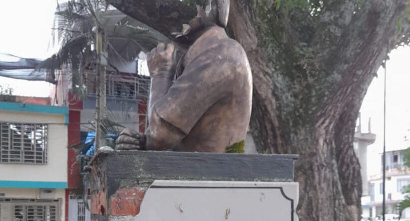 Vandalizan escultura de Gustavo Álvarez Gardeazábal en Tuluá; la tumbaron por segunda vez